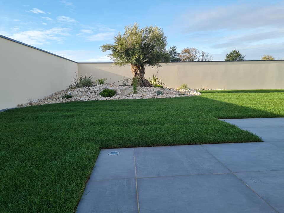 Aménagement paysager avec construction de terrasse, plantations et engazonnement