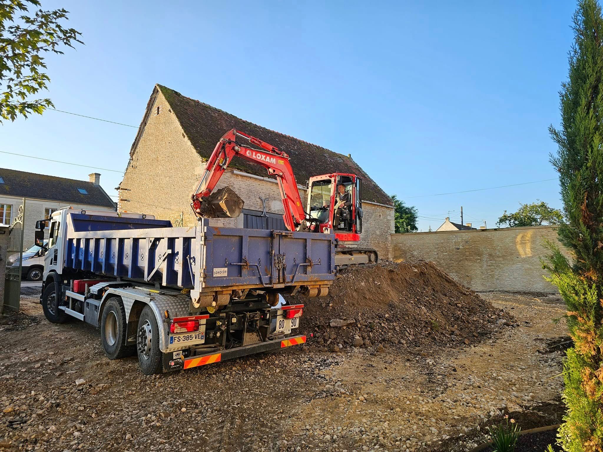 Pelleteuse effectuant des travaux de terrassement dans le Calvados