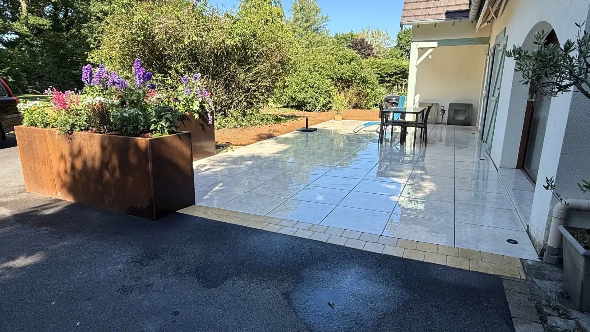 Terrasse en carrelage blanc dans le Calvados