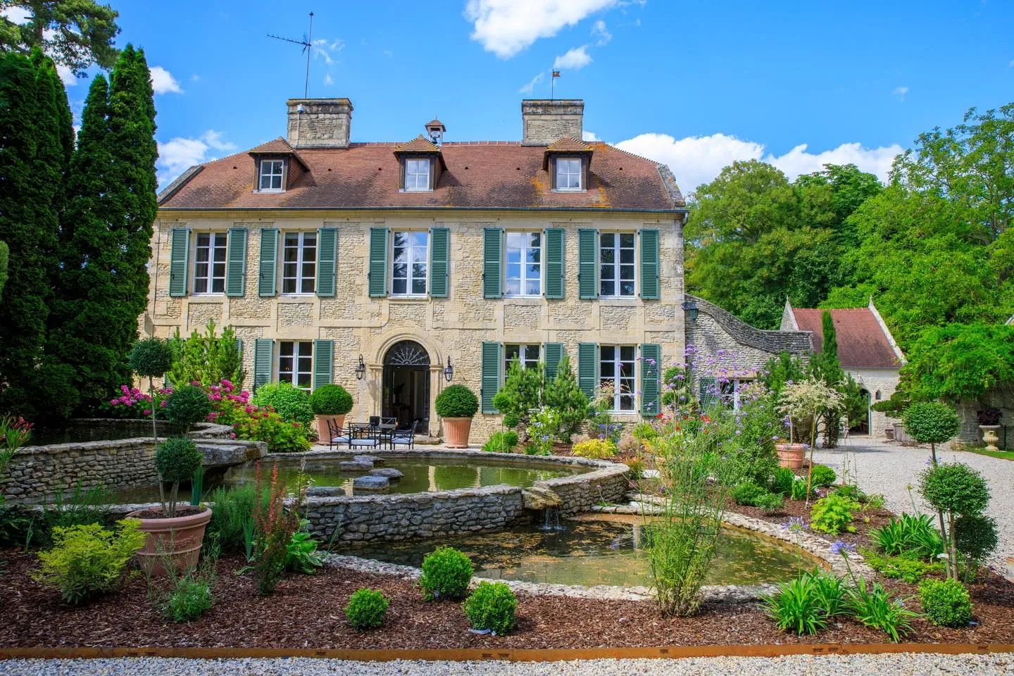 Création d'un bassin et de massifs végétaux dans le Calvados