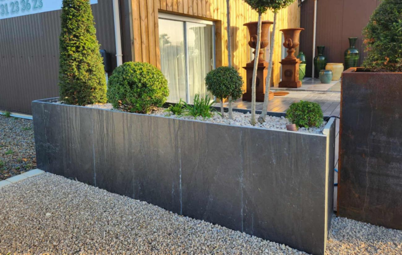 Jardinière en métal 