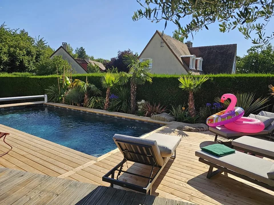 Création d'un espasce terrasse en bois avec piscine dans le Calvados