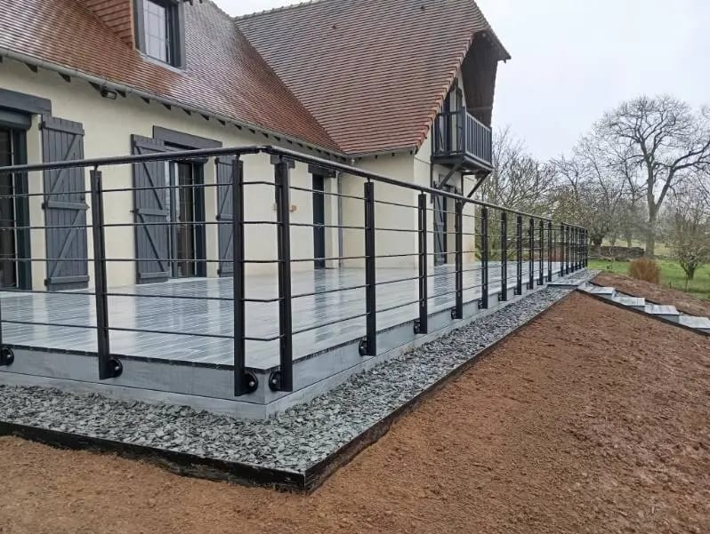 Terrasse en composite avec escalier dans le Calvados.