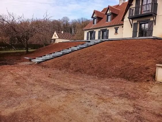 Travail de terrassement avant aménagements dans le Calvados