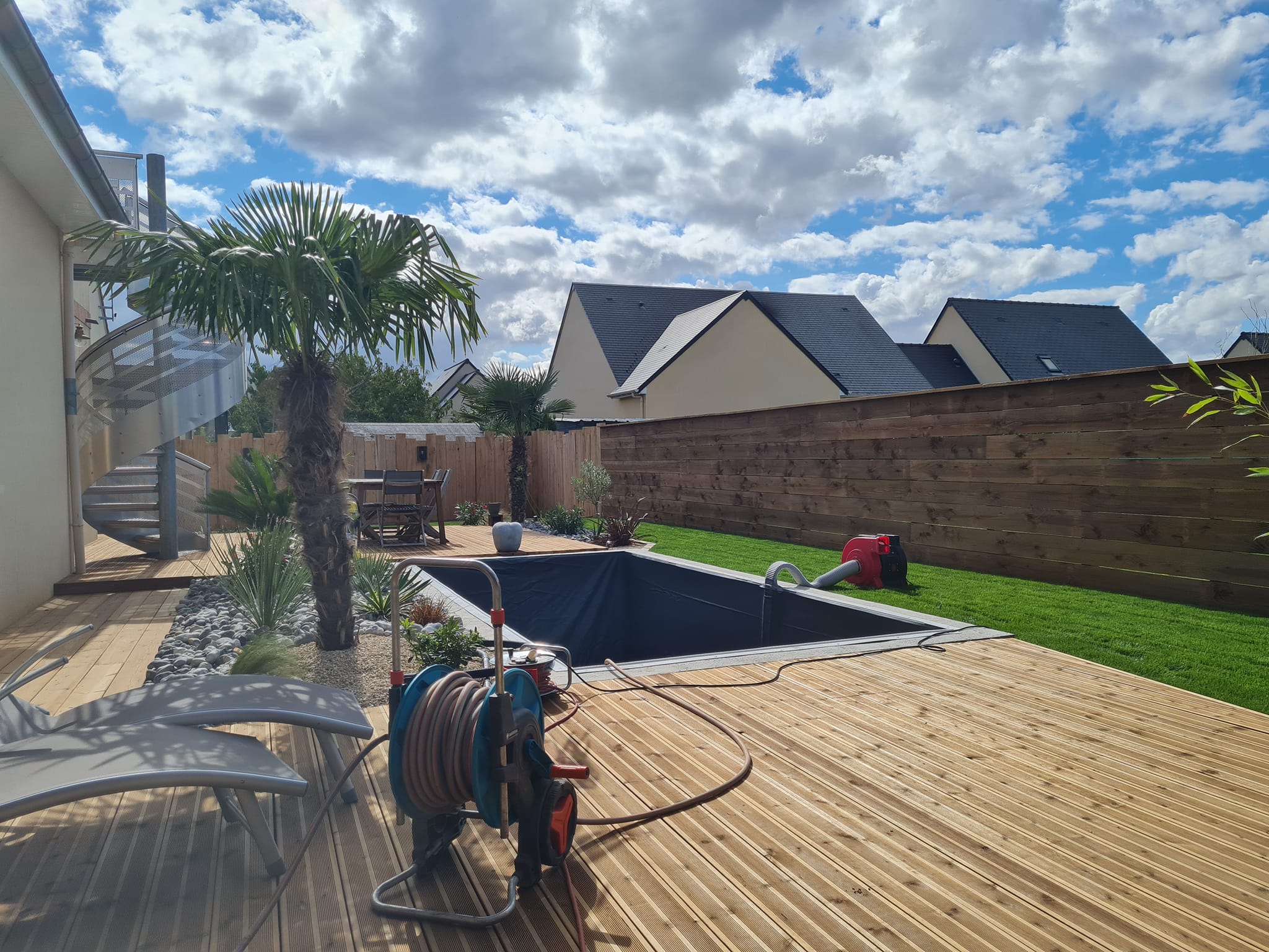 Création d'une terrasse en bois avec piscine dans le Calvados