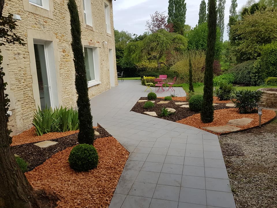 Création de massifs avec cyprès et paillage en Normandie