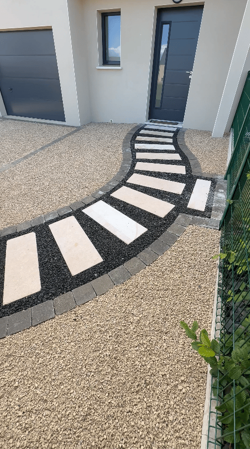 Entrée piétonne en dalles claires et bordures sombres