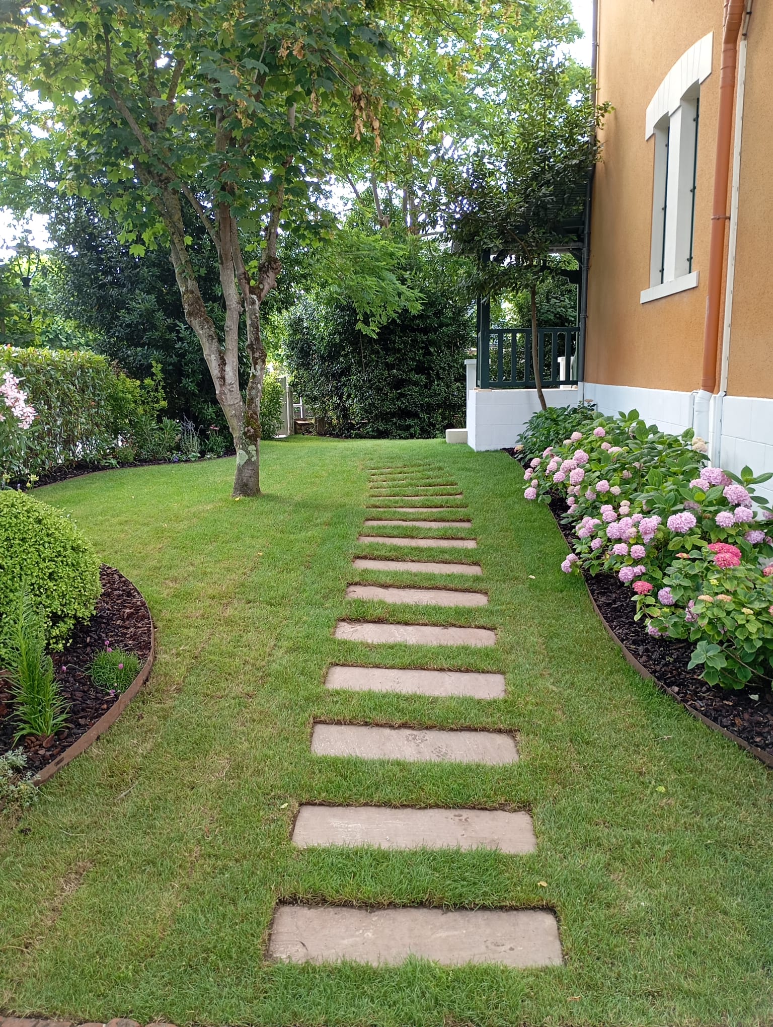 Pas japonais dans un jardin engazonné