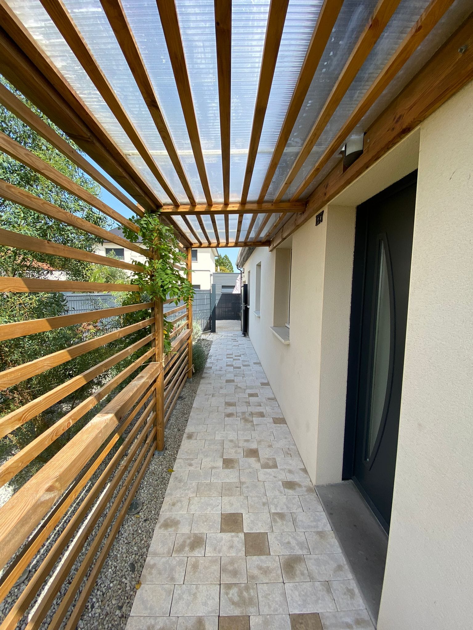 Passage pavé sous une couverture en bois