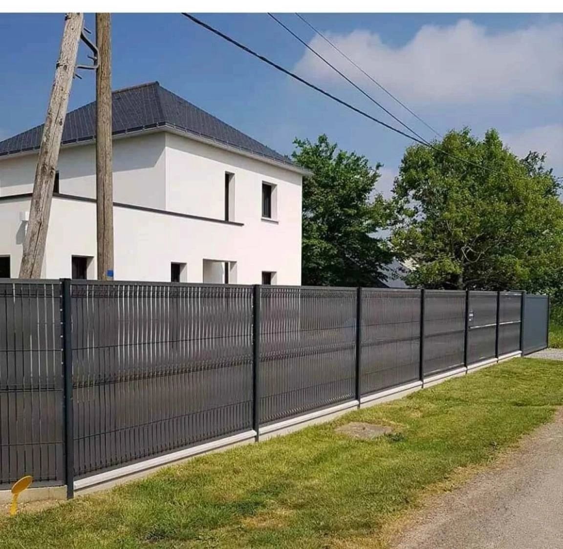 Grillage et clôture d'une maison.