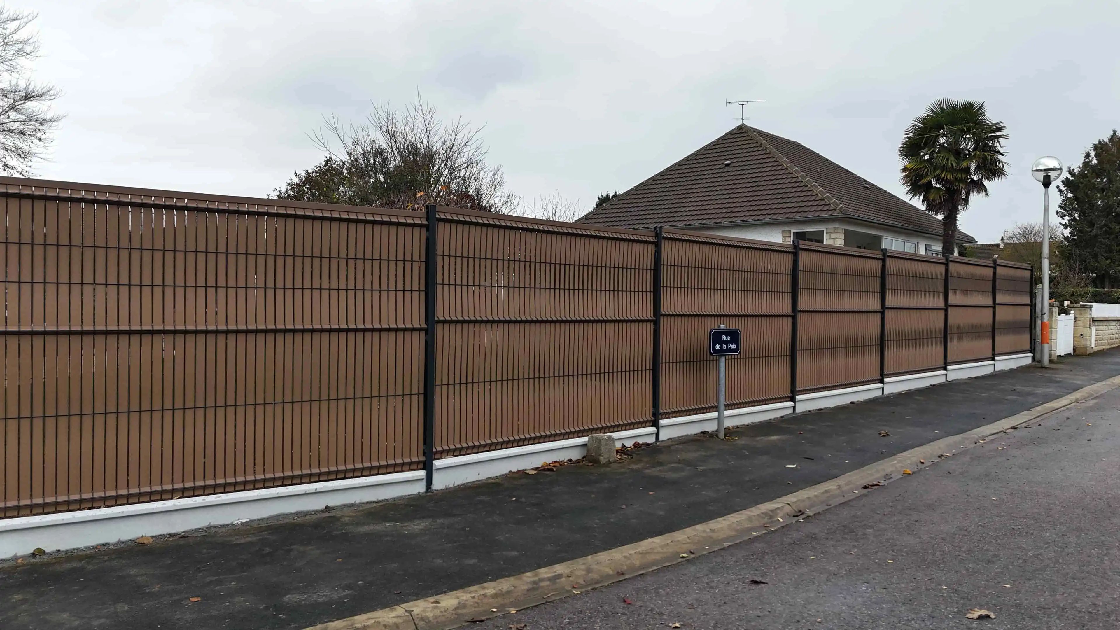 Pose de clôture PVC composite dans la région Caennaise