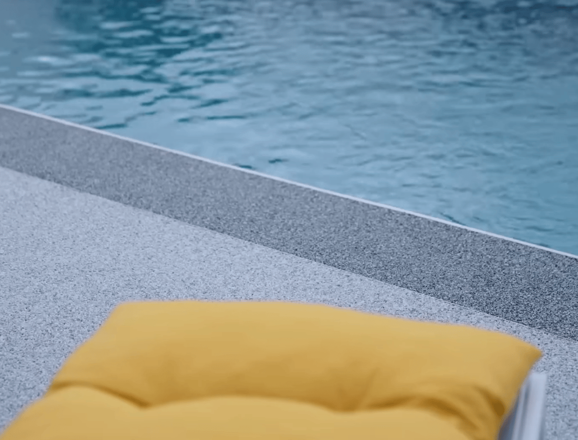 Détail d'une moquette de pierre autour d'une piscine