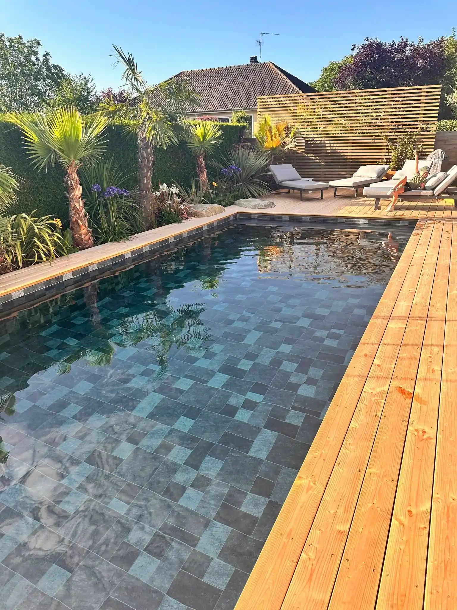 Piscine à Caen avec Terrasse bois et palmiers