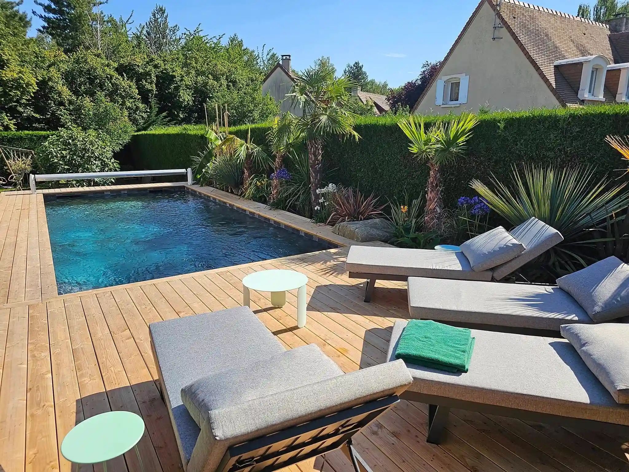 Piscine et aménagement paysager avec plantations et rochers