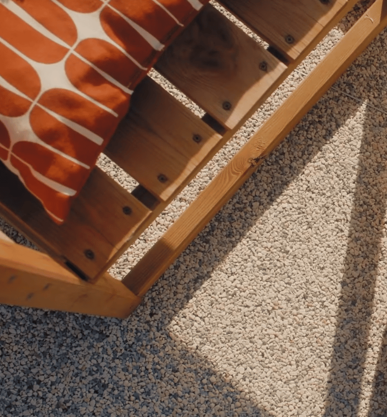 Moquette de pierre au pied d'une terrasse bois