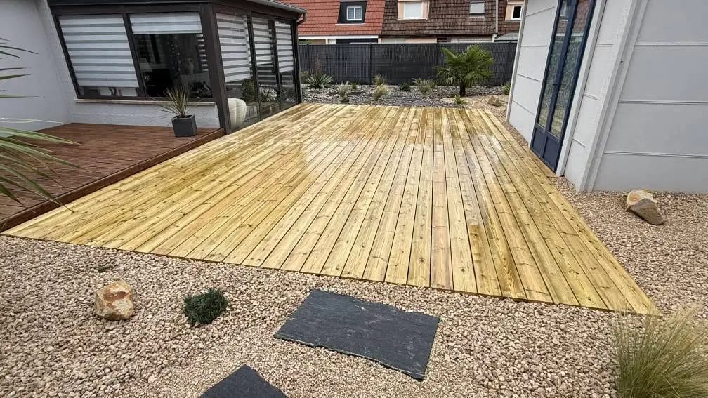 Terrasse en lames de bois entre deux bâtiments
