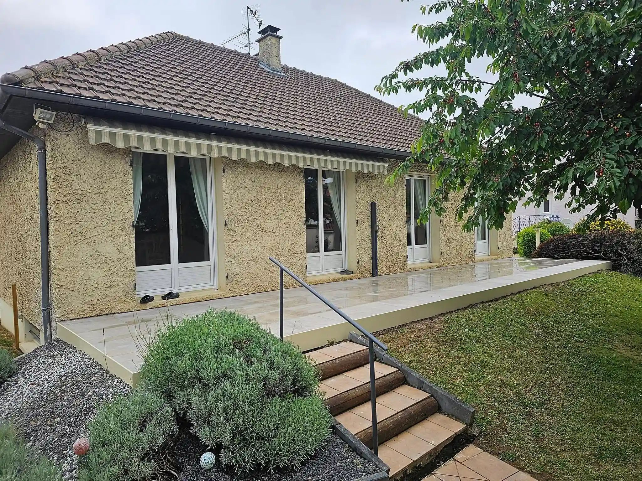 Terrasse contemporaine en carrelage